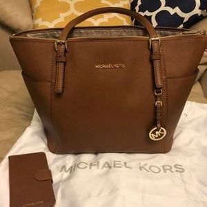 Jet Set Large Top-zip Saffiano Leather Tote